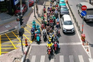 整顿机动车在右转车道停车现象。