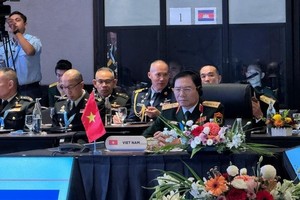 越南人民军总参谋长、国防部副部长阮新疆大将率团与会。