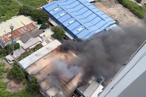 胡志明市顺交坊一间工厂发生大火。