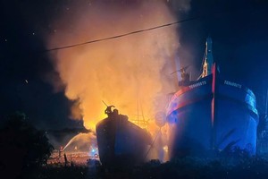 消防力量积极灭火。