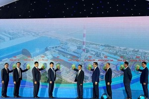 河静省领导与投资商共同举行1号机组落实仪式。