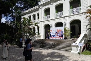 法式府邸以其突出的白色外观而闻名。