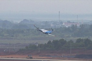 B350编号的比奇国王空中国王350ER型飞机已在隆城机场进行飞行校验。