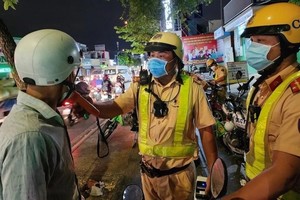 警察在瑞玉侯-半壁垒十字路口对司机检查酒精浓度。