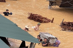 10 月 7 日下午，谅山省右陇乡的洪水淹没村庄，居民需紧急疏散。