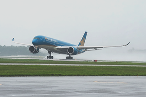 10 月 7 日上午，河内大雨影响了内牌机场的运营活动。