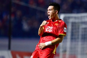 进灵庆祝进球（图：互联网）。