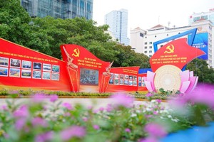 胡志明市彩旗鲜花喜迎党部第一次代表大会