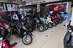 燃油摩托车店顾客稀少。