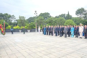 胡志明市党部第一次代表大会代表团上香缅怀英雄烈士