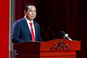 胡志明市人委会主席阮文得报告决议草案。