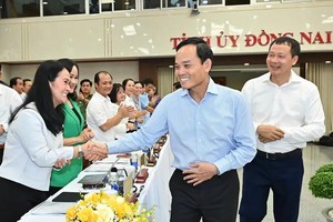 胡志明市市委书记陈留光与同奈省省委书记武鸿文在会议上。