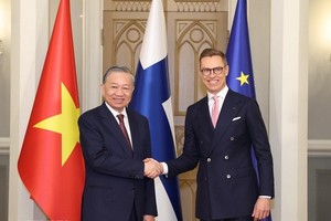 越南共产党中央总书记苏林与芬兰总统亚历山大·斯图布合影。