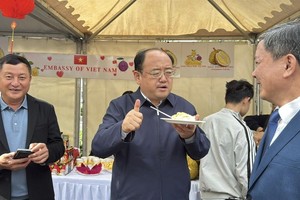 北京果蔬批发市场领导称赞越南榴莲品质。