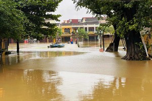 会安古埠变成泽国，居民划船出行