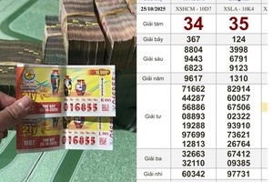 彩票代理商为中得10月25日开奖的南部彩票头奖的中奖者兑奖。