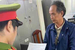 公安力量宣读对阿Th.的刑事拘留决定（图：互联网）。