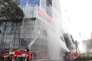 各救援力量全力灭火。