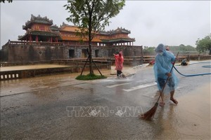 顺化古都遗迹保护中心在洪水退后，动员干部和工作人员对顺化皇城区域进行清洁整理。