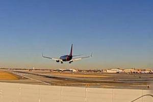 美一客机与直升机险些相撞。