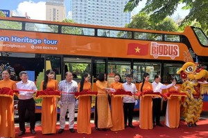 “西贡–新定”敞篷双层巴士线开通典礼（图：国雄）。