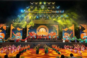 芹苴市拜月节-龙舟比赛盛会开幕