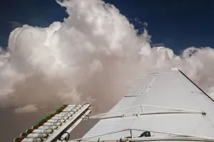 2022年8月，一架飞机在阿联酋播撒“云种子”，以人工降雨（图：路透社）。