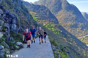 外国游客探索宣光省。