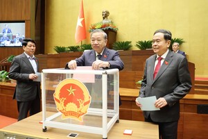 党中央总书记苏林和党、国家领导于11月10日上午投票选举最高人民法院院长。 图：光福