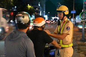 10月10日晚上，胡志明市交警力量在红河-黄明监路口检查酒驾行为。