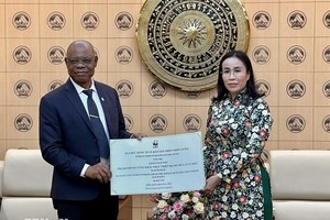 岘港市人委会副主席阮氏英诗与世界自然基金会国家办事处主任马丁·卡巴鲁阿帕·卡平加。