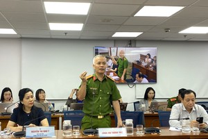 胡志明市公安厅消防与救援警察科副科长阮文松上校在新闻发布会上提供信息。