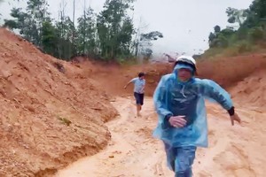 途经南茶眉乡的40B国道路段发生山体滑坡事故，民众仓皇逃跑。图：Đ. 阳