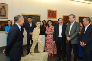 党中央总书记苏林参观越南美术博物馆