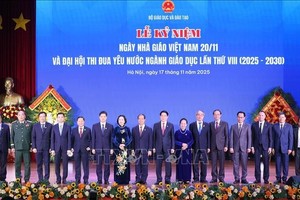 越南国家主席梁强和出席越南教师节纪念典礼的代表合影。