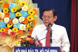 胡志明市新闻工作者协会主席阮晋锋在颁奖仪式上发表讲话。