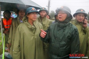 11月19日上午，胡国勇副总理在庆和省延田乡检查严重受灾区域。图：孝江