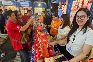 酸腌虾产品和鱼干很吸引顾客。图：阮智