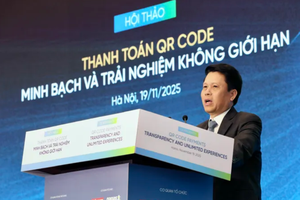 越南国家银行副行长范进勇在活动上发表讲话。