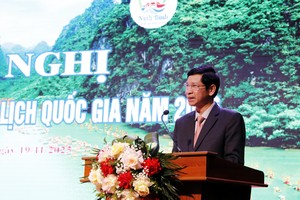 越南文体与旅游部副部长胡安峰发表讲话。