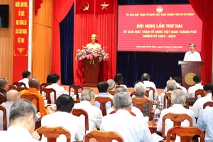 阮福禄同志发表演讲。