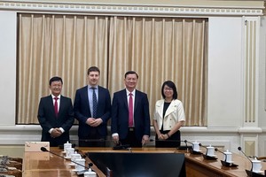 胡志明市人委会副主席阮功荣会见了德国柏林全球政府技术中心主任曼努埃尔·基利安。