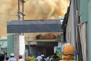 汽车空调配件仓库燃起熊熊大火。图：截自视频