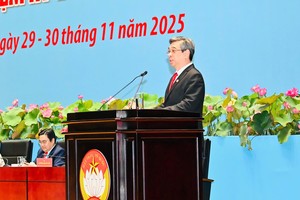 胡志明市越南祖国阵线委员会主席阮福禄贯彻了苏林总书记的讲话精神。图：越勇