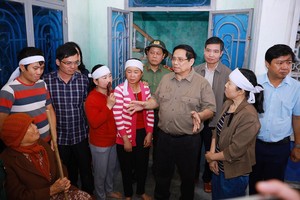 越南政府总理范明政前往德乐省看望慰问受灾民众