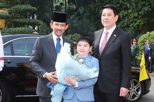 越南国家主席梁强在主席府迎接文莱达鲁萨兰国苏丹哈吉·哈桑纳尔·博尔基亚对越南进行国事访问。图：越通社