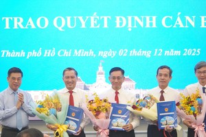 胡志明市人委会副主席阮文勇颁授决定。