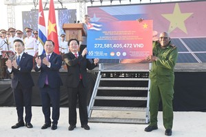 两国领导人共同见证了援助资金交接仪式。图:越通社