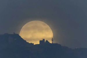 2025年11月5日晚，在山东省泰安市拍摄的年度最大满月。图：许德东