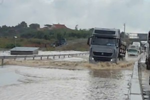 藩切-油曳高速公路部分路段被深水淹没。图：NDCC